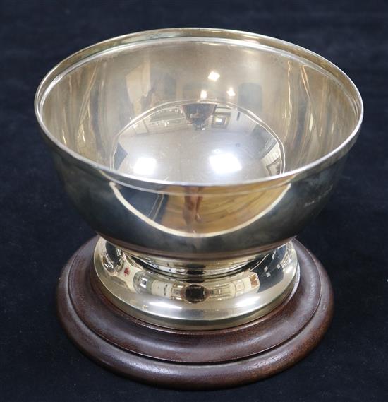 A silver rose bowl on turned wood plinth, Birmingham 1936, Aaron Lufkin Dennison, 10.5oz